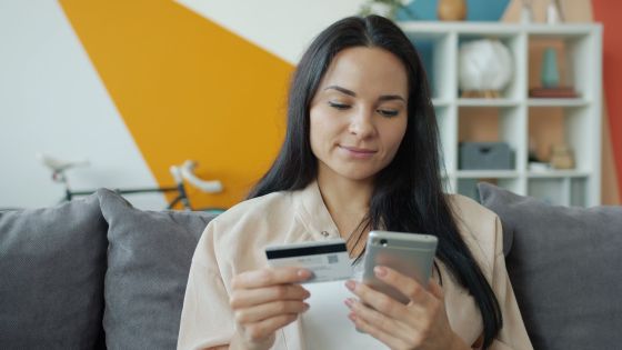 Femme qui payer en ligne avec sa carte bleue