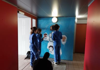 Personnes décorant un hall d'entrée