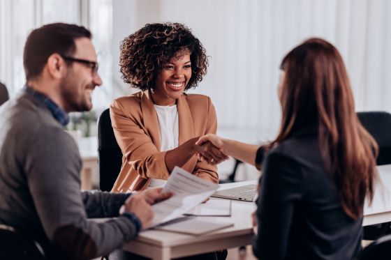 Poignée de main entre plusieurs personnes lors d’un rendez-vous professionnel dans un bureau