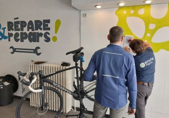 Deux hommes réparent un vélo