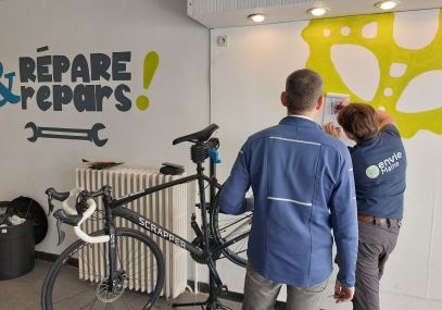 Photo de deux hommes en train de réparer un vélo dans le cadre de l'atelier Répars et Répare Le Mans