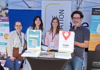 4 collaborateurs d'éligéo se tiennent debout derrière un mange-debout. Ils sourient.