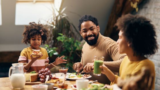 Une famille prend son déjeuner dans une ambiance chaleureuse.