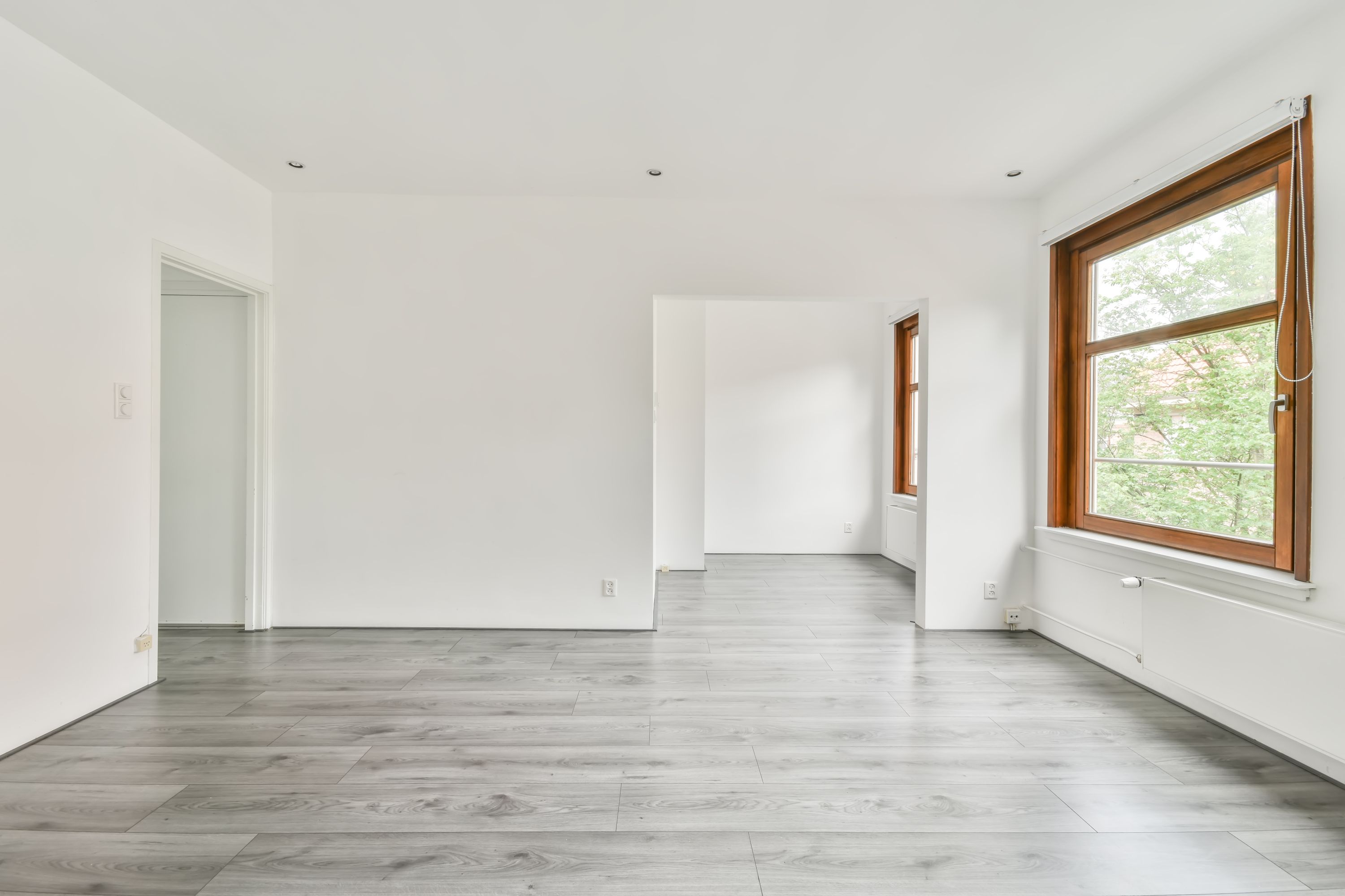 Intérieur d'une pièce blanche avec des fenêtres